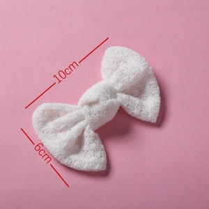 Détail d'un nœud en dentelle blanche avec tissage ajouré et dimensions indiquées