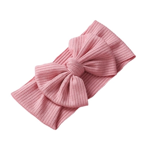 Fascia elastica rosa in maglia a coste per neonati con un grande fiocco decorativo