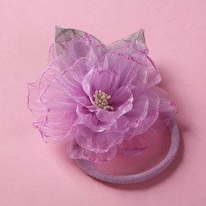 Détail de bandeaux de fleurs en organza violet avec bandes élastiques en nylon pour bébés