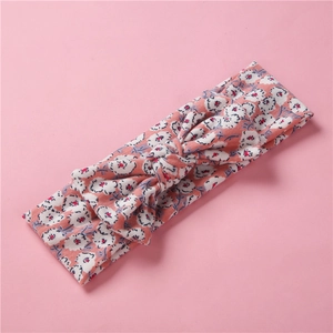 Détail du bandeau floral pour bébé avec nœud papillon en coton doux et extensible