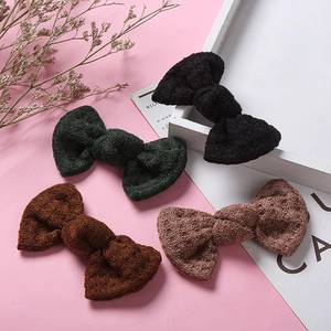 Détail des barrettes à cheveux en tricot à carreaux en quatre couleurs d'automne