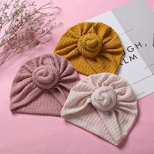 Details des weichen Waffelstricks und des Donut-Knotens an den Baby-Turban-Mützen