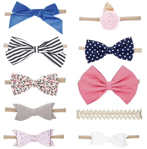Détail d'un lot de 10 bandeaux pour bébé avec nœuds variés et fleurs en tissu