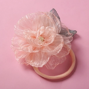 Détail du bandeau fleur en tulle 3D avec étamines en perles blanches et feuilles en dentelle