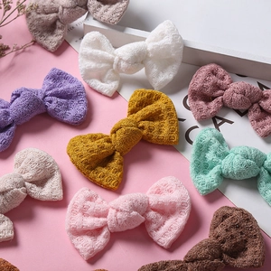 Détail des pinces à cheveux en tricot coloré avec texture crochetée évidée en nœud