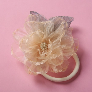 Détail du bandeau fleur en maille champagne avec étamines sur ruban de nylon