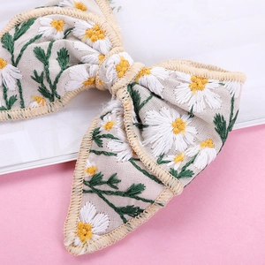Barrette nœud en lin brodé de marguerites jaunes et feuilles vertes pour filles