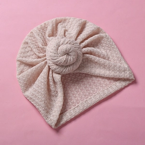 Detail von Baby Turban Hut in Rosa Waffelstrick mit weichem Stretch-Donut-Knoten-Design