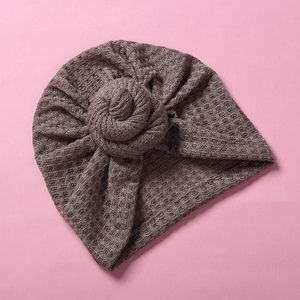 Details der Waffelstrick-Textur und des Donut-Knoten-Designs auf der lila Mütze