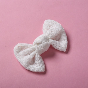 Gros plan détaillé d'une barrette à nœud en dentelle blanche avec texture crochetée