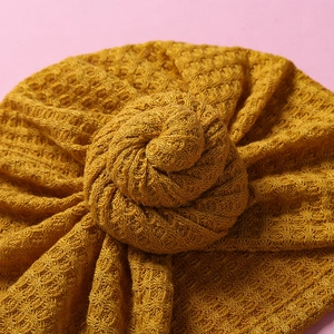 Gelbe Baby-Turbanmütze aus Waffelstrick mit Donut-Knoten und atmungsaktivem Stretch-Stoff