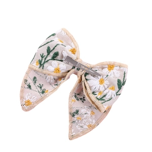 Beige Baumwoll-Leinen-Schleifen-Haarspange für Mädchen mit gestickten Gänseblümchen