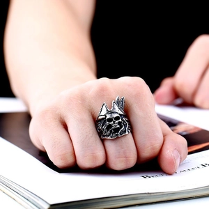 Bague tête de mort pirate vintage pour homme en acier inoxydable argenté sur le doigt