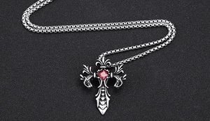 Makroaufnahme der gotischen Drachen-Kreuz-Halskette mit quadratischem rotem Edelstein