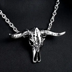 Collier pendentif crâne de buffle en acier inoxydable vintage avec oxydation sur fond cuir