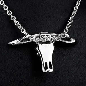 Collier avec pendentif crâne de buffle en acier inoxydable sur cuir noir vintage
