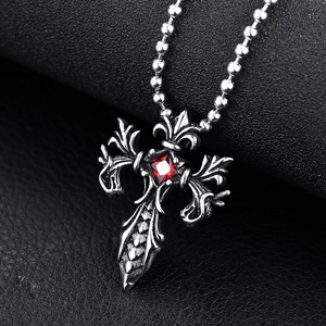 Gotischer Retro-Edelstahl-Schwert-Kreuz-Anhänger mit quadratischem rotem Zirkon-Stein