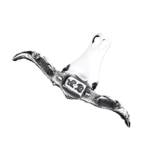 Pendentif rétro en acier inoxydable avec design ailé et plaque gravée CR au centre