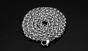 Dettaglio macro della collana a spiga d'argento con chiusura a moschettone