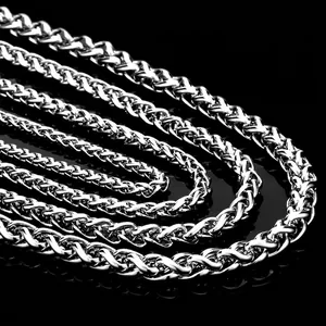Catene in acciaio inossidabile da uomo in vari spessori su sfondo nero riflettente