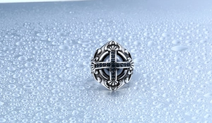 Détail de la bague gothique en titane avec relief de croix et pierre centrale noire ornée