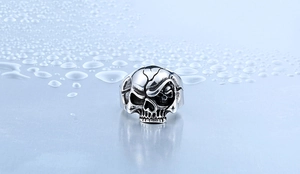 Nahaufnahme von Punk-Totenkopfring mit Vintage-Finish und detaillierten Knochenschnitzereien