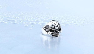Nahaufnahme eines Vintage Punk Totenkopf Rings mit Silberstruktur und Rissdetails