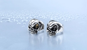 Details der Punk-Totenkopfringe mit oxidiertem Vintage-Finish und feinen Gravuren