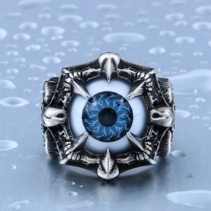 Macro di anello punk in acciaio inossidabile con un occhio del diavolo blu dettagliato