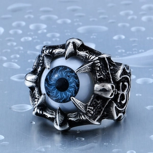 Macro di anello punk con occhio del diavolo, artigli e teschi in acciaio antico