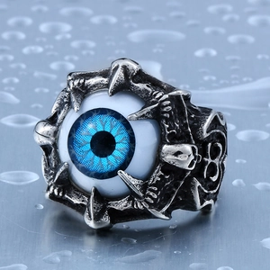 Dettaglio di un anello gotico con artigli d'aquila e un occhio di demone blu