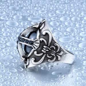 Bague vintage pour hommes en acier avec pierre noire et détails de relief gothiques