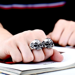Vintage Punk-Totenkopfring in Silber-Finish, getragen von einem Modell für Gothic-Stil