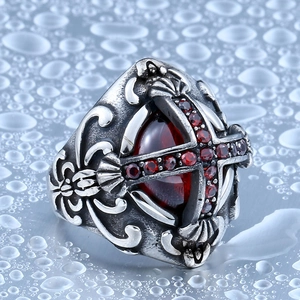 Bague gothique vintage pour homme en acier avec grosse pierre rouge et croix sertie