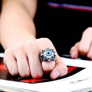 Anello punk da uomo in acciaio inossidabile con occhio di demone blu e finitura vintage