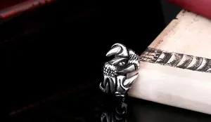 Nahaufnahme des Drachenkrallen-Rings mit detaillierten Schuppen und antikem Silber