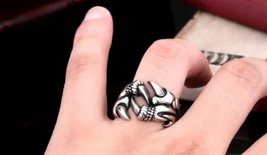 Makroaufnahme des Retro-Drachenklauenrings aus oxidiertem Edelstahl für Herren