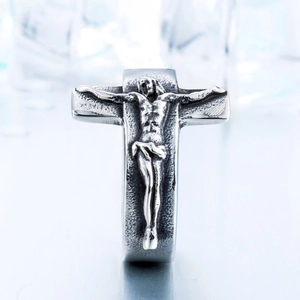 Anillo vintage para hombre de acero inoxidable con crucifijo y acabado de estilo gótico