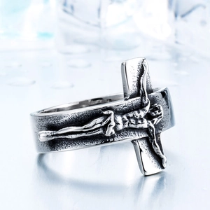Anillo vintage de acero inoxidable para hombre con relieve detallado de crucifijo