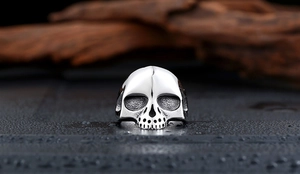 Makroaufnahme eines Vintage Edelstahl Totenkopfrings mit detaillierter Alterung und Politur
