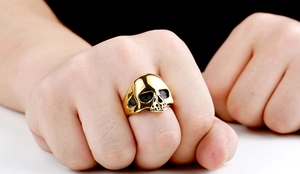 Detailansicht goldener Totenkopfring aus Edelstahl mit feinen Gravuren und Vintage-Finish