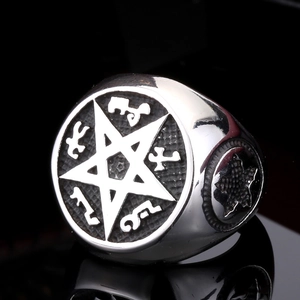 Détail macro d'une bague pour homme en acier titane avec pentagramme et gravures vintage