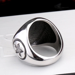 Détail d'une bague pour homme en acier titane avec étoiles et finition polie