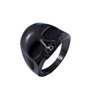 Mattschwarzer Edelstahlring für Herren mit markantem Totenkopf im Gothic-Stil
