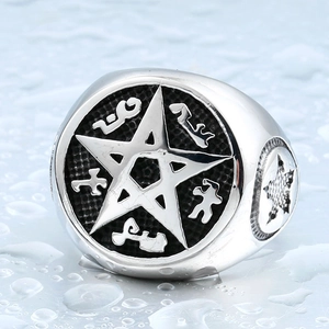 Bague chevalière en acier titane pour homme avec pentagramme et symboles mystiques sur fond noir
