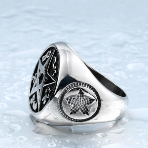 Bague punk pour hommes en acier titane avec gravure étoile et finition polie
