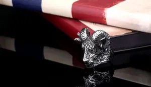 Détail macro de la bague tête de bélier en acier inoxydable avec texture argentée antique