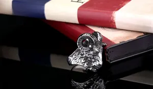Vue macro d'une bague tête de bélier montrant des gravures et une finition acier rustique
