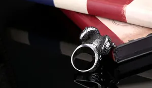 Détail de la tête de bélier sculptée sur une bague vintage en acier avec finition antique