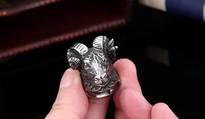 Gros plan détaillé d'une bague tête de bélier en acier inoxydable au style vintage